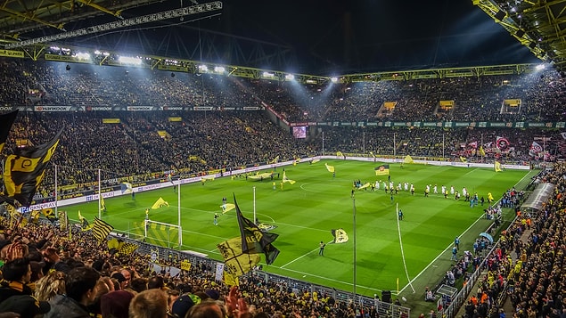 Güçlü Alman ekibi Borussia Dortmund, iç saha maçlarını Dortmund şehrinde bulunan Signal Iduna Park Stadı'nda oynuyor.