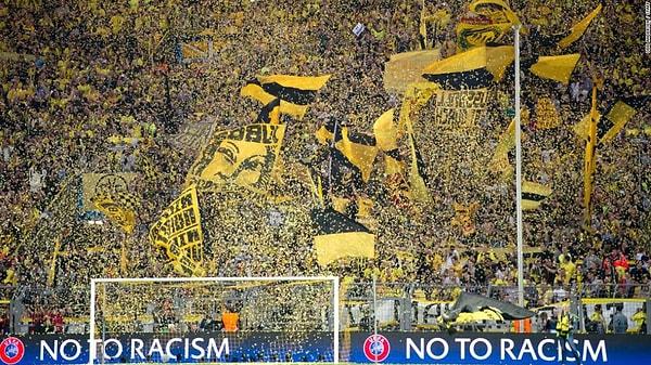 Sahaya çıkan her futbolcunun, ekran başındaki her izleyicinin görmek istediği tribün Dortmund tribünleridir.