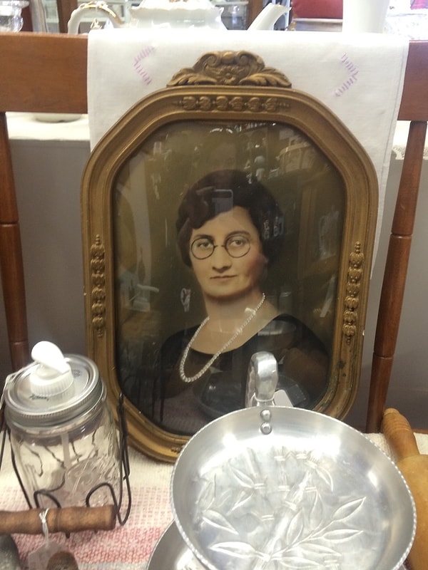 10. Старый портрет женщины, которая выглядит, как копия Гарри Поттера. Еще и такие же очки вдобавок