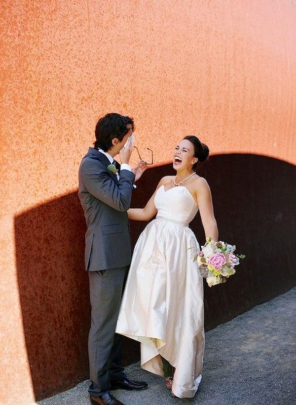 1. Невеста рассмеялась, когда жених прослезился, увидев ее в день свадьбы