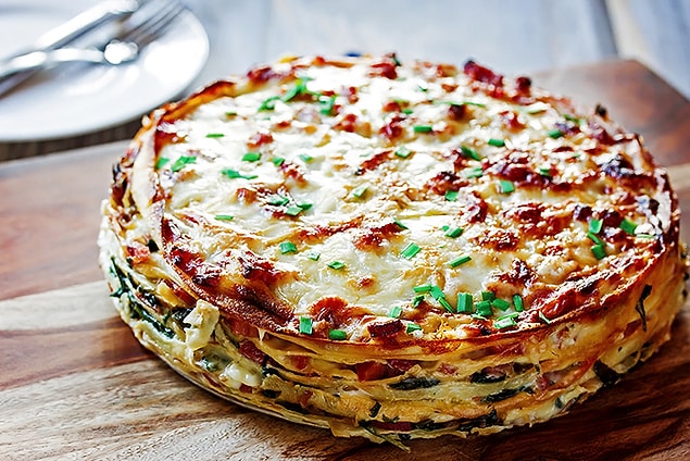 11. Misafirleri şaşırtma zamanı: sosisli krep pasta!