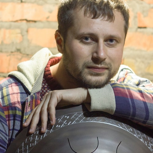 Ukrayna doğumlu Dmitriy Gubarev'in sembollere, kültüre, resme ve tabii ki müziğe olan tutkusu çok eskilere dayanıyor.