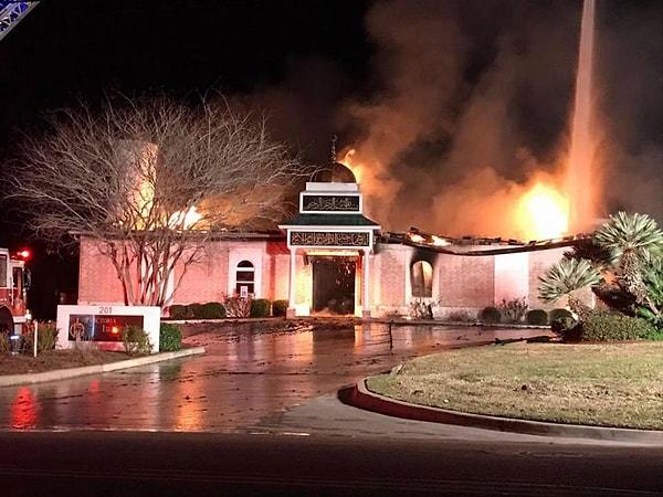 ABD'nin Teksas eyaletinde bulunan küçük bir kentin Musevi sakinleri, yerleşim yerinde bulunan tek cami yangında yerle bir olunca sinagogun anahtarını Müslüman vatandaşlara verdi.