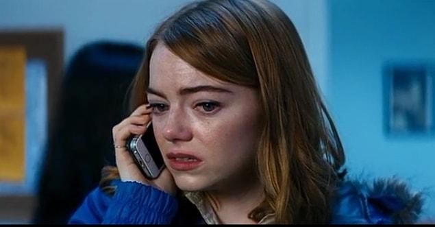 19. Mia does a casting call in the movie where she pretends to speak on the mobile phone.