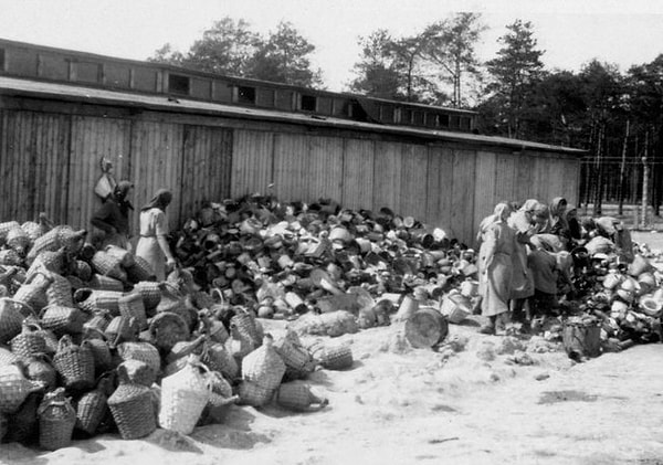 3. В концентрационном лагере Освенцим было место, где складывали и сортировали имущество заключенных. Это место называлось "Канада", так как эта страна считалась полной изобилия.