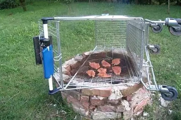 12. Из продуктовой тележки получится отличная решетка для шашлыка!