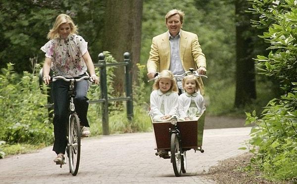 Ders çıkışı çocuklarını almaya gelen çok sayıda babayı görmek mümkün. Hollanda yasaları, babaların çocuklarıyla ilgilenebilmesi için ücretsiz izin almalarına olanak sağlıyor.