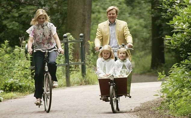 Ders çıkışı çocuklarını almaya gelen çok sayıda babayı görmek mümkün. Hollanda yasaları, babaların çocuklarıyla ilgilenebilmesi için ücretsiz izin almalarına olanak sağlıyor.