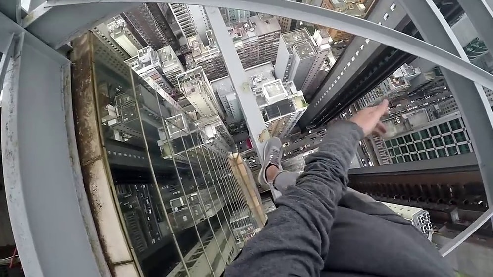 На это даже смотреть страшно! Сальто на краю небоскрёба от русского руфера