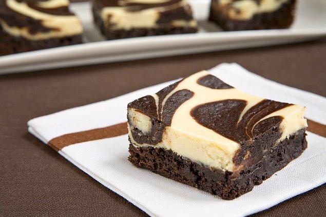 9. Güçler birleşiyor: brownie ve cheesecake birlikteliği!