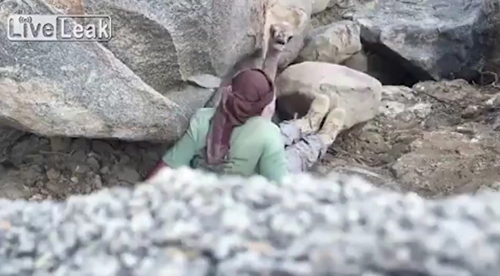 Avlanmak İçin Gittiği Arazide Kayalığa Sıkışmış Yavru Deveyi Kurtaran Adam