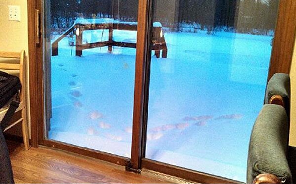 2. В то время, пока вы думаете, что вы одни в большом доме, так ли это на самом деле?