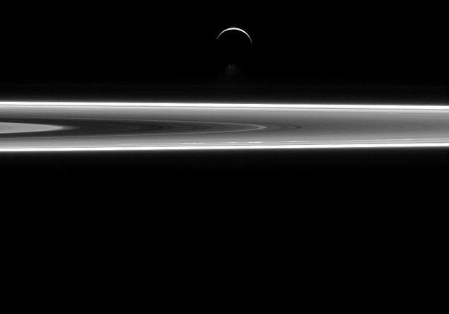 Cassini aslında 13 yıldır Satürn'ün halkalarını inceliyor ve NASA'ya göre bu yeni görseller, en yakın çekilen ve en detaylı kareler oldu.