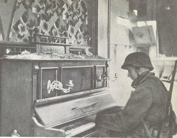 1. İkinci Dünya Savaşı’nda Sovyet birlikleri Berlin’i ele geçirirken tutsak edilen bir SS askerinden piyano çalması istenir.