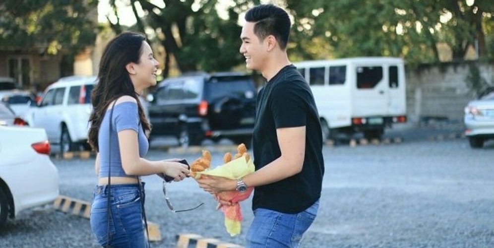 Парень подарил девушке букет наггетсов, потому что она не любит цветы, и интернет умирает от умиления