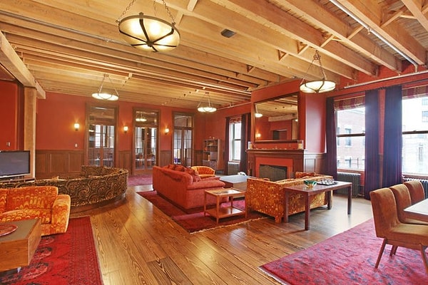 В этом доме есть 10 спален и 10 ванных комнат.