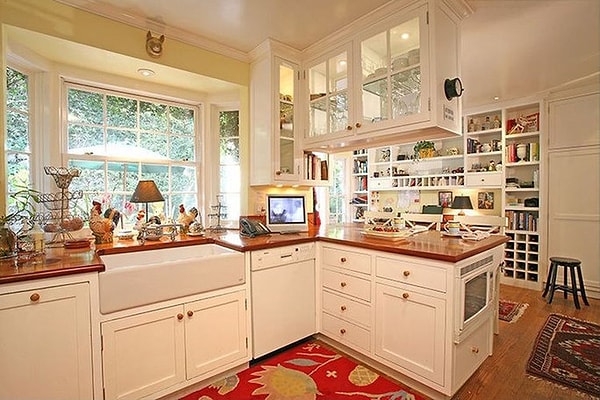 Этот дом также имеет 3 спальни и 3,5 ванные комнаты.