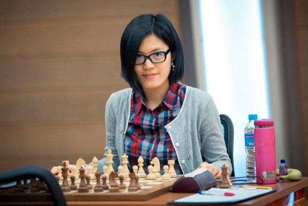 Hou daha önce de Dünya Satranç Federasyonu'nun kadın ve erkek turnuvalarındaki kural farklılıklarına karşı eleştiri yapmıştı.