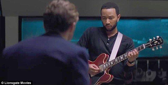 Şarkıcı ve piyanist olan John Legend bu filmdeki rolü için gitar çalmayı öğrendi.