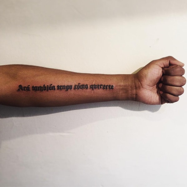 Книга носит название “Acá también tengo cómo quererte”, что в переводе с испанского означает "Сейчас я тоже знаю, как любить тебя".