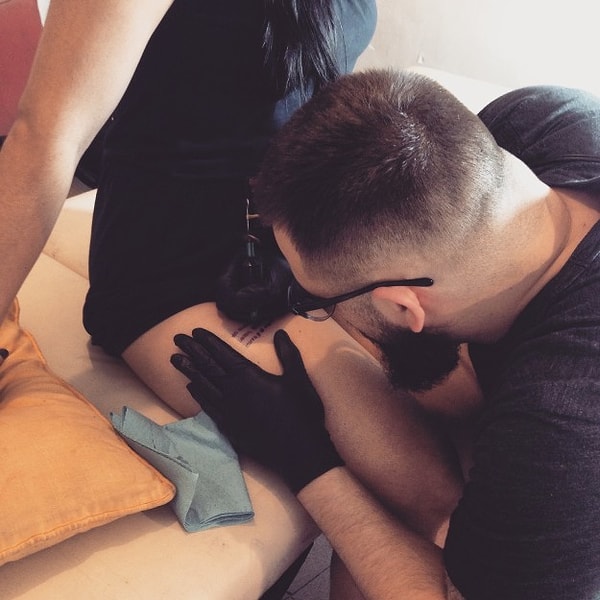 Работает это очень просто: записываетесь на сеанс по расписанию, выбираете понравившуюся часть стихотворения и Алсати набьёт вам тату.