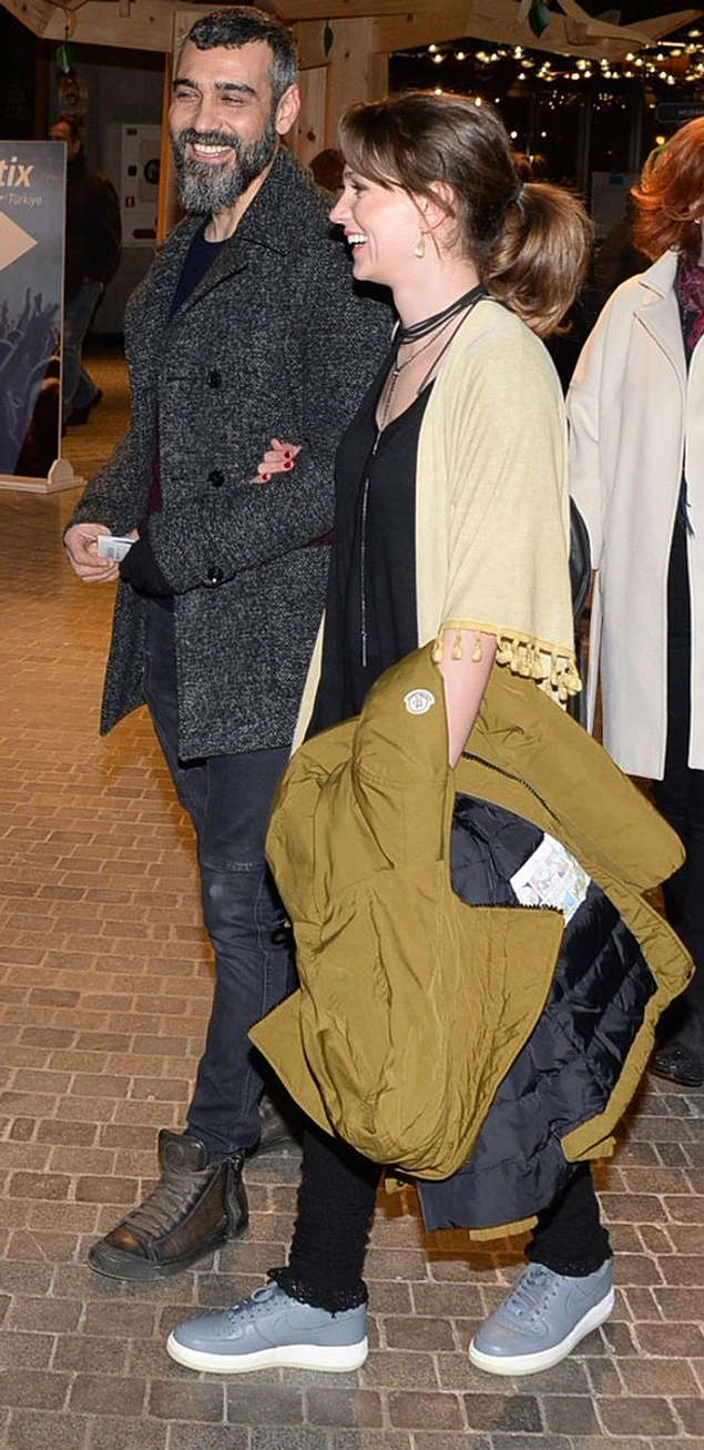 Caner Cindoruk ve Farah Zeynep Abdullah, basının karşısına birlikte çıkarak birlikteliklerini doğruladılar.