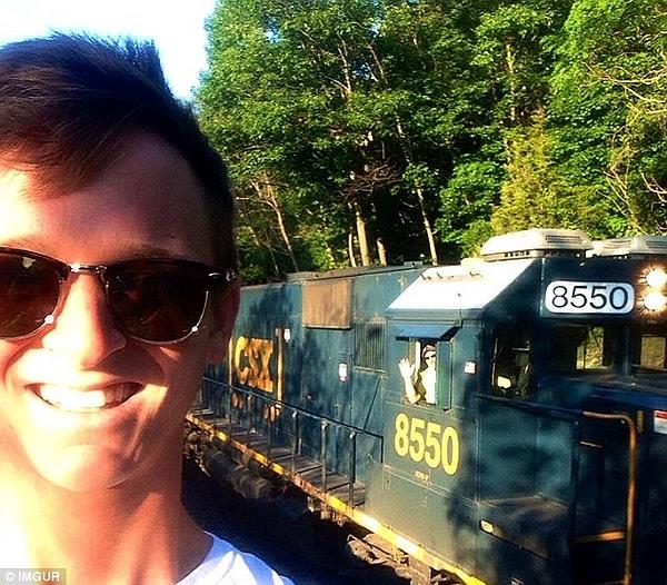 15. Hareket eden bir trenle çektiği fotoğraftan fazlasıyla memnun kalan bir turist.