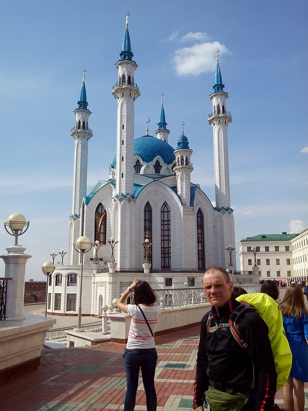 4. Спонсоров у Лукьянова не было. Лишь небольшие сбережения, да пенсия, которая раз в месяц падала на карточку