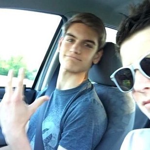 1. Это Сет Хамби, ему 16 лет, и он живет в Беттендорфе, штат Айова, США.