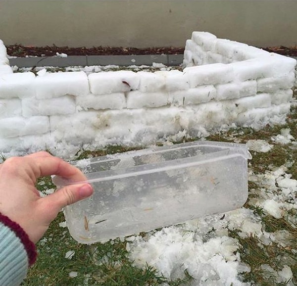 2. Сделайте кирпичики из снега с помощью контейнера для еды и постройте вместе со своим ребенком ледяную крепость