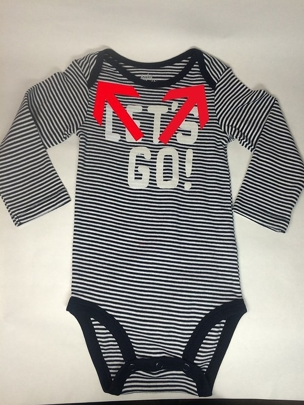 8. Если у вашего малыша произошла "авария", то снять ползунки можно вот так: