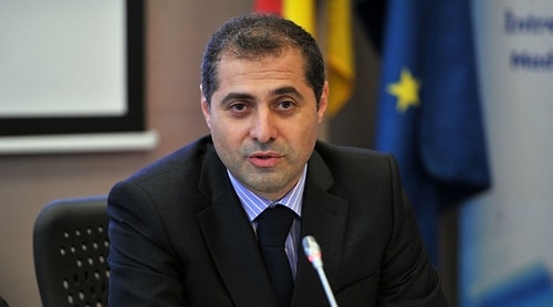 İki bakan ve iktidardaki Sosyal Demokrat Parti'nin yerel kadrolarından birçok isim istifa etmişti.