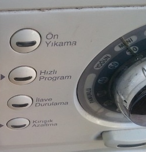 Kıyafetlerinizin uzun ömürlü olması hem içeriğine hem de sizin onları doğru şekilde yıkamanıza ya da temizlemenize bağlı.