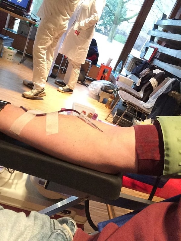 13. На самом деле, предыдущее фото выглядело не слишком реалистично. Вот так на самом деле выглядит сдача крови: