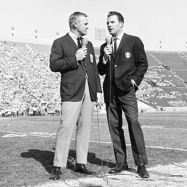 3. Spor yorumcuları; NBC için Paul Christman (solda) ve CBS için Frank Gifford oyunu ulusal televizyonda tartışıyorlar.