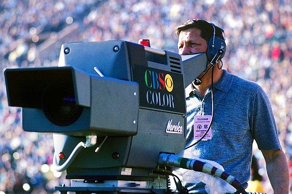 7. CBS kanalından bir kameraman Super Bowl I öncesi oyuncuların hazırlık anını kayda alıyor;