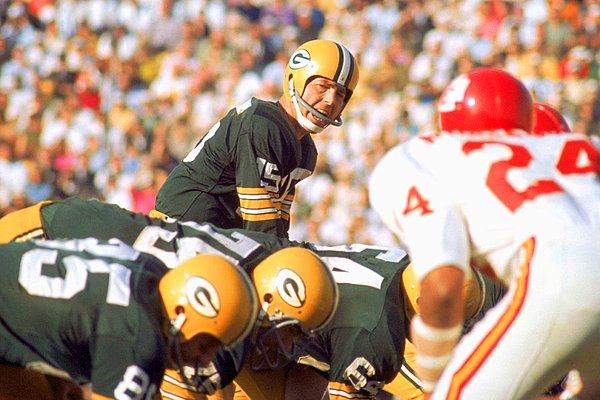8. Green Bay Packers çizgi oyuncusu Bart Starr, oyun öncesi direktifler veriyor;