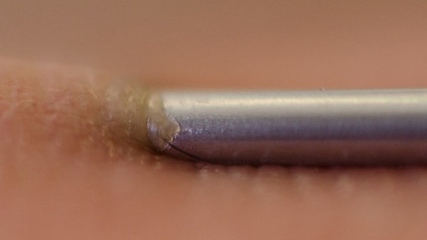 22. Просто наглядное изображение того, как игла вонзается под вашу кожу, заставляя её набухать, а мышцы увеличиваться.