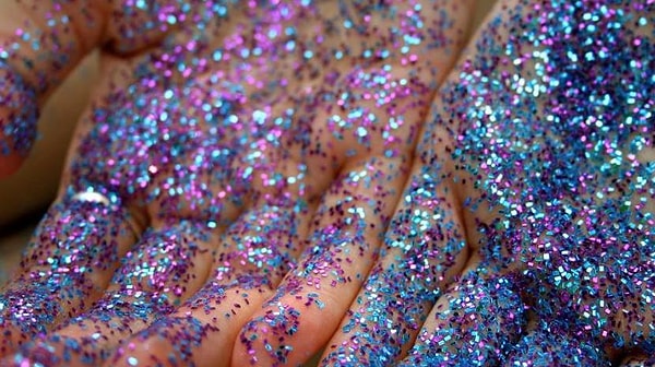 8. Блестки на корнях волос