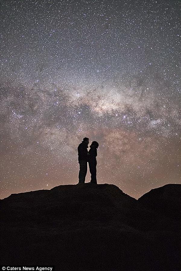 Fotoğrafçı Sergio, gökyüzünün güzelim gece görüntüsünün altında fotoğrafları olsun istedi. Fakat cebinde bir sürpriz vardı.