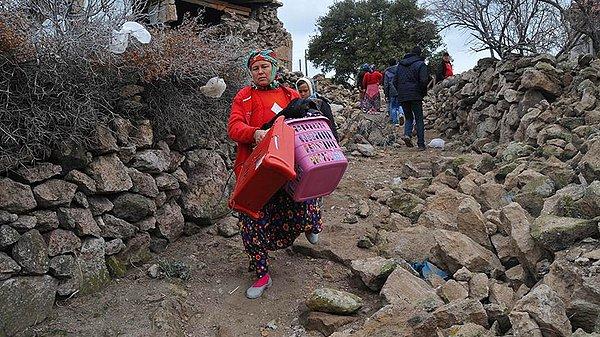 Bu köylerdeki bazı vatandaşlar, depremin ardından hasar gören evlerinden eşyalarını çıkardı.