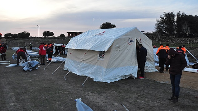 Çanakkale Valiliği'nden yapılan açıklamada 8 kişinin yaralandığı, bunlardan 5'inin tedavilerinin ardından taburcu edildiği, 3 kişinin tedavilerinin ise devam ettiği belirtildi.