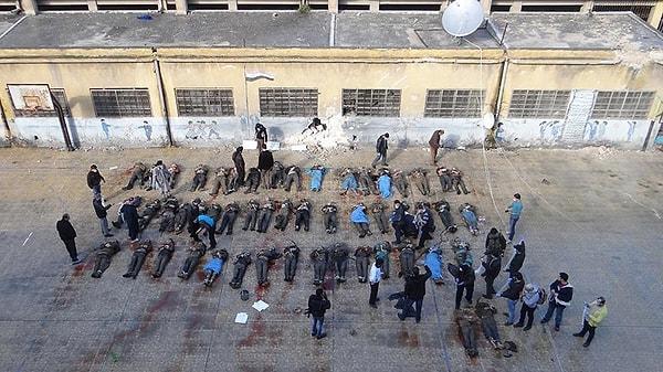 İnfaz edilenlerin cesetlerinin de kayıt için Şam'daki Tişrin askeri hastanesine götürüldükleri daha sonra da askeri arazilerde açılan toplu mezarlara gömüldükleri kaydediliyor.
