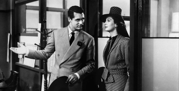 3. Придерживайте для нее дверь