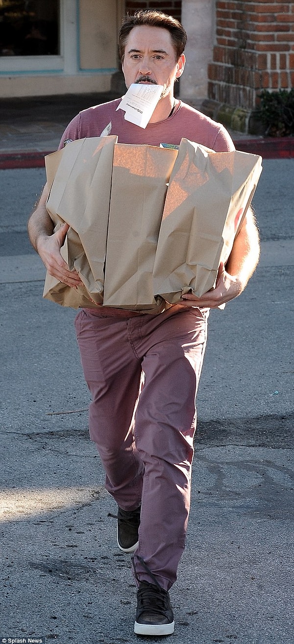 10. Помогайте ей нести тяжелые сумки