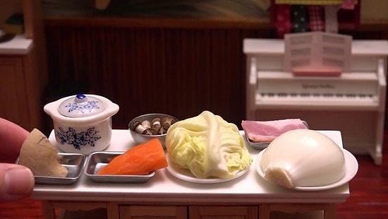 Mini Malzemelerle Sebze Çorbası Yapan Aşçı