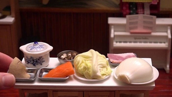 Mini Malzemelerle Sebze Çorbası Yapan Aşçı