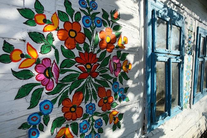 Rengârenk Çiçek Desenli Evleriyle İçinizi Eritecek Polonya'nın En Sevimli Köyü: Zalipie