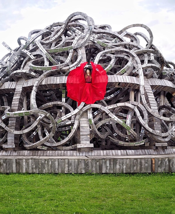 13. Так, например, она посетила деревню Никола-Ленивец в Калужской области...