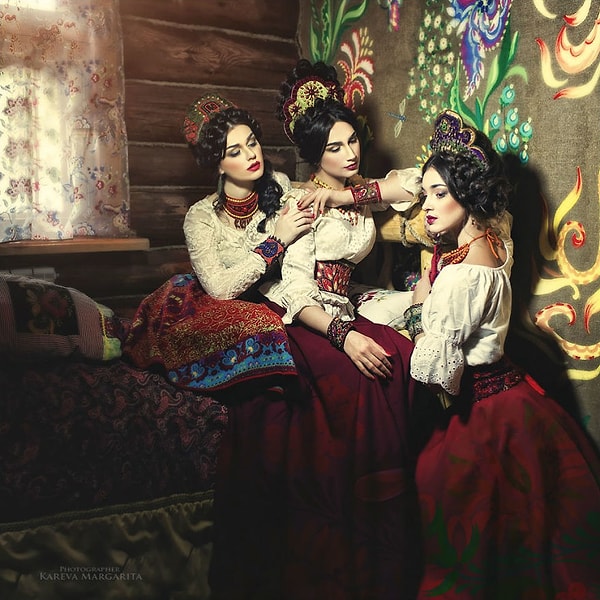 20. Три девицы под окном